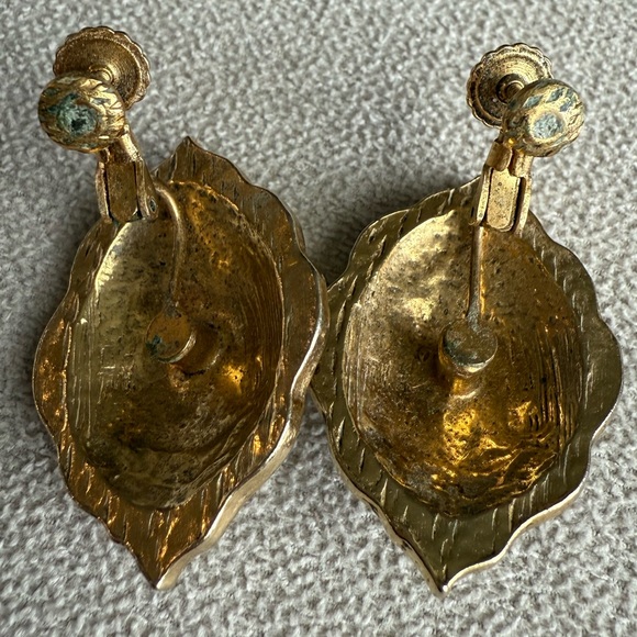 Vintage 80’s Accessocraft Gold Tone Clip-On Earrings – Ornate Shield Design - Picture 8 of 8